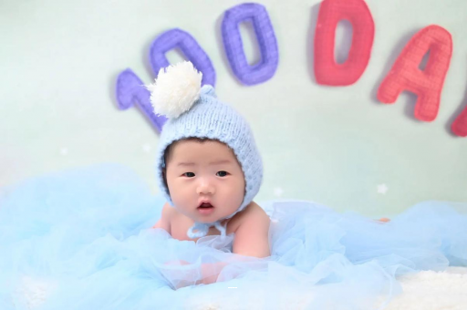 东平宝宝咬手指甲怎么回事